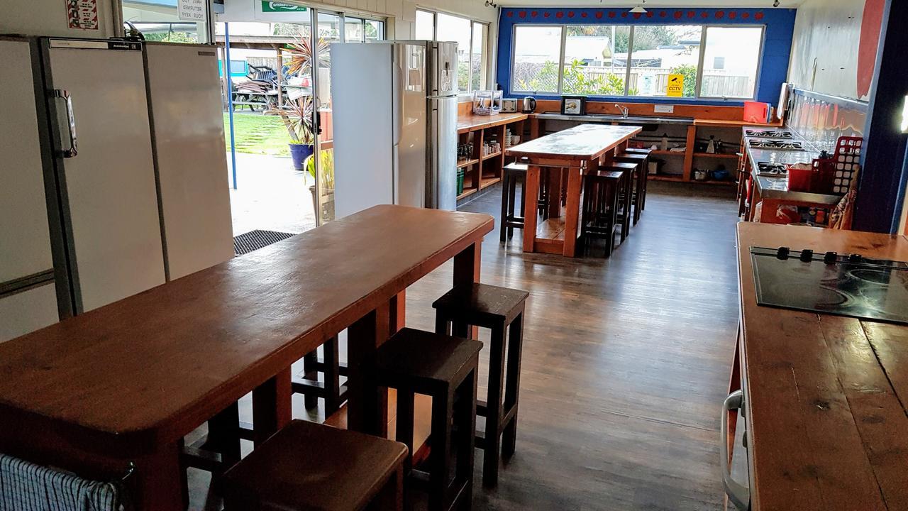 Happy Apple Backpackers Hostel Motueka Exterior photo